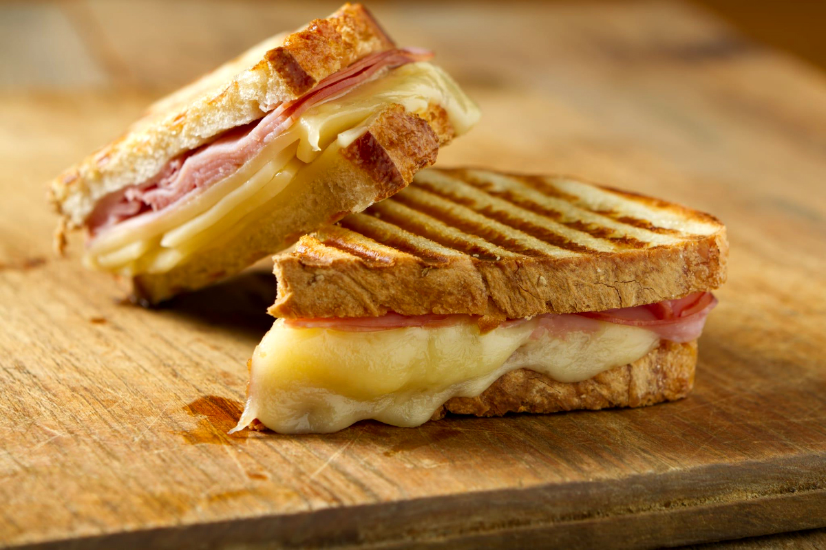 Вкусные сэндвичи дома на сковороде