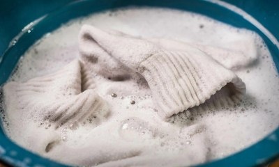 Для этого подойдут как обычные стиральные порошки для белого белья, так и растворы из подручных средств: