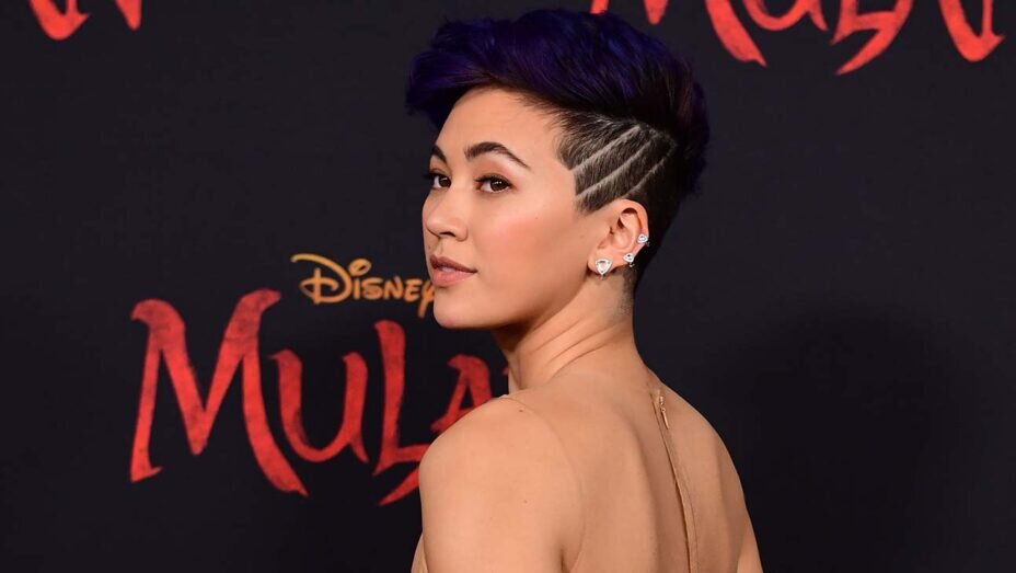 Джессика Хенвик в фильмах «Любовь и монстры», «Матрица 4» и «Джесс Уик» Киану Ривзу
Фредерик Дж. Браун / AFP
Занятый актер недавно разыграл потенциальную сцену после титров «Джона Уика» для Ривза: «Я, наверное, свожу его с ума».Звезда Джессики Хенвик продолжает расти, так как в ближайшие дни у английского актера появится несколько проектов. Хенвик, который в настоящее время снимается в долгожданной «Матрице 4» в Берлине, впервые возвращается на экран вместе с Диланом О’Брайеном в фильме Paramount « Любовь и монстры» , премьера которого состоится 16 октября на канале PVOD. Хенвик и О’Брайен играют пару по имени Эйми и Джоэл, которые воссоединились по радио после того, как «монстрпокалипсис» разлучил их на семь лет. Хенвик также играет важную роль в последнем фильме Софии Копполы « На скалах» , который Apple TV + начинает транслировать 23 октября. Наконец, 27 октября на Netflix появится « Кровь Зевса» , ее первая из двух предстоящих озвученных ролей.Фильм « Любовь и монстры» , снятый на Золотом побережье Австралии, оказался для Хенвик неожиданно сложным, поскольку ей пришлось отучиться от многолетних боевых искусств и тренировок с оружием, которые она приобрела в « Играх престолов» , « Железный кулак» и  «  Защитники» .«Эми не должна была знать, как драться… поэтому мне пришлось попытаться вести себя так, будто я действительно не знаю, как заниматься боевыми искусствами. После трех лет участия в шоу Marvel это было настоящим испытанием, — сказал Хенвик The Hollywood Reporter . «Я должен был выглядеть так, как будто у меня две левые ноги. Поэтому, когда мы ставили хореографию, мы думали: «Она просто слишком хорошо выглядит. Как сделать так, чтобы это выглядело более неуместным? »Хотя Хенвик не может поделиться какими-либо подробностями о сюжете или персонажах «Матрицы 4» , она определенно максимально использует возможность, предлагая идеи Джона Уика 4 самому Джону Уику, Киану Ривзу. Учитывая ее опыт в боевых искусствах и владении катаной, Хенвик отлично подошла бы на съемочной площадке Джона Вика . Фактически, когда она играла эксперта по боевым искусствам Коллин Уинг во вселенной Marvel от Netflix, она не только снимала сцены боев в тех же местах, что и Джон Уик , но и тусовалась с командой Вика в то время, когда они оба снимали.«Так что я все время предлагаю Джесс Уик Киану. Я, наверное, сводлю его с ума », — делится Хенвик. «Я подумал:« Хорошо, Киану, послушай меня. Бум. Джон Уик 4 , последние 5 минут, список кредитов, последовательность после кредита. Бум! Вы видите мое лицо, Джесс Вик. Я просто начал это разыгрывать, а потом он тоже начал разыгрывать это. Мы поставили это маленькое десятиминутное шоу о том, какими были бы Джесс Уик и Джон Уик. Я думаю, Чад Стахелски, режиссер всех фильмов о Джоне Вике , улетает через две недели. Так что я подойду прямо к нему и скажу это ».В недавнем разговоре с THR Хенвик также обсуждает последний из своего комедийного сериала Amazon Nancy Wu Done It , который она создала в соавторстве, ее секретный талант с участием Кристофера Нолана Interstellar и ее необъявленную главную роль в предстоящем мультсериале, основанном на популярная научно-фантастическая недвижимость. (Примечание: буква «w» в Хенвике молчит.)Итак, я собираюсь начать с самого важного вопроса дня. Когда мы можем ожидать, что вы выпустите альбом каверов на фортепиано Interstellar ?( Смеется .) Боже, как бы мне хотелось выпустить фортепианный альбом. Это был бы такой сон. Увы, я думаю, что это умение будет отображаться только в моем Instagram. ( Смеется .) Это самая красивая песня [«Cornfield Chase»], не правда ли? Я люблю это. Я играю в нее все время.Этот фильм очень много значит для меня, поэтому я был очень впечатлен