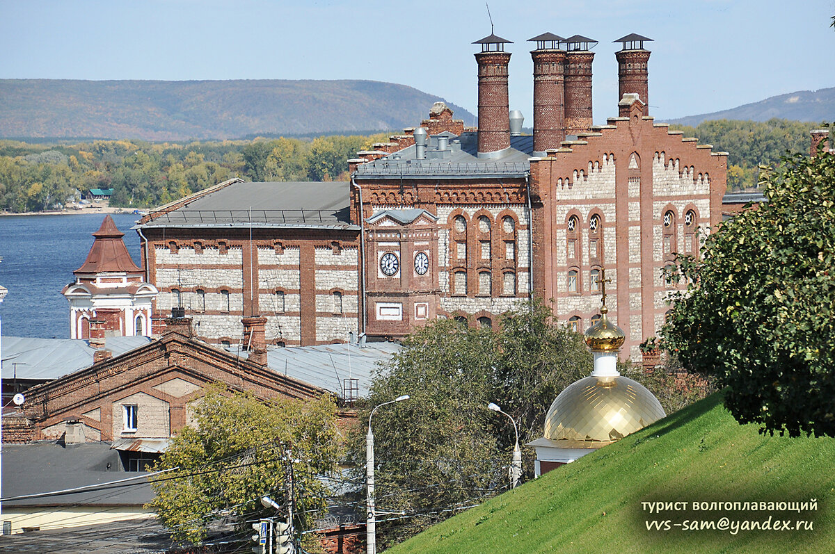 Снимок 2019 года: часы появились на башне. На одном циферблате время 12-00 (правильное), на другом 2-00 (???). Слева на снимке видна башенка особняка фон Вакано, который с семьёй жил на территории завода. Фото 10.09.2019.