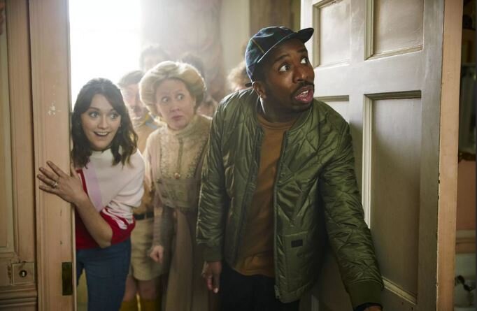 Кадр из сериала "Призраки". ВВС, 2019 год.