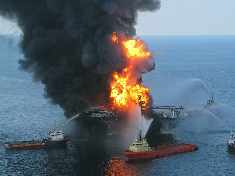 Взрыв нефтяной платформы Deepwater Horizon в Мексиканском заливе