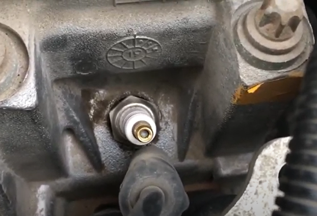 На Ладе Гранте потеет вокруг свечей зажигания. Расскажу почему, и что ...