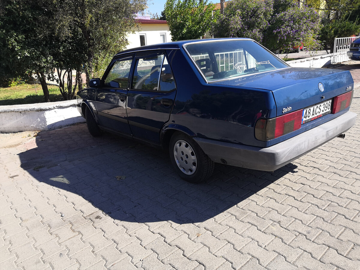 Очень много старых автомобилей на дороге, есть даже раритетные