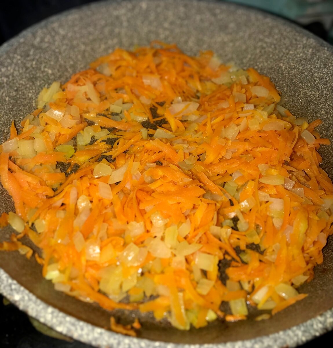 Обжариваем морковь и лук, как на суп.