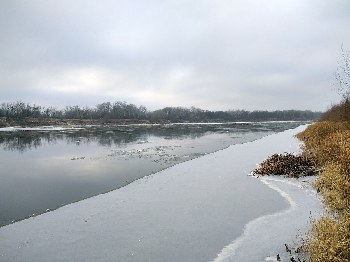 Паромная переправа летом работает исправно, но осенью и весной, когда идет лед, мы бываем отрезаны от левого берега реки на несколько дней, а то и недель.  