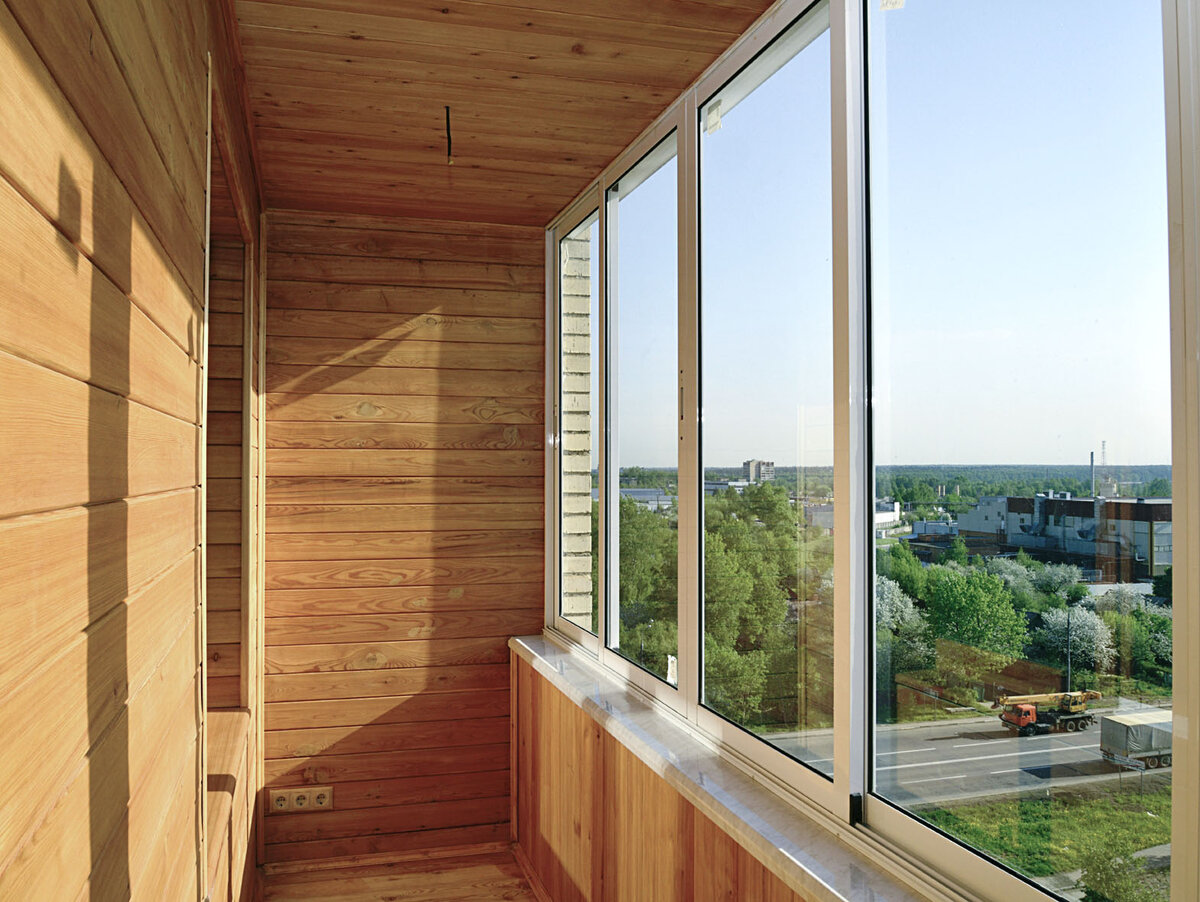 Балкон с отделкой евровагонкой