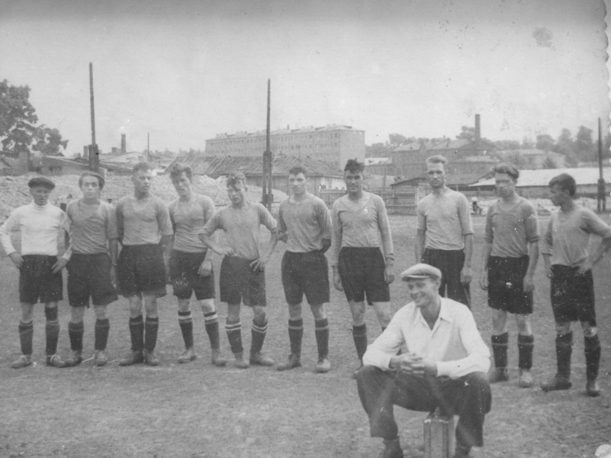 В память об отце и многих послевоенных футболистах, которые сменили шинели с сапогами на футболки и бутсы, размещаю фотографию конца 40-х годов, где четвёртым справа стоппер Александр Миронов вместе с одноклубниками позирует фотографу явно для заводской многотиражки. 