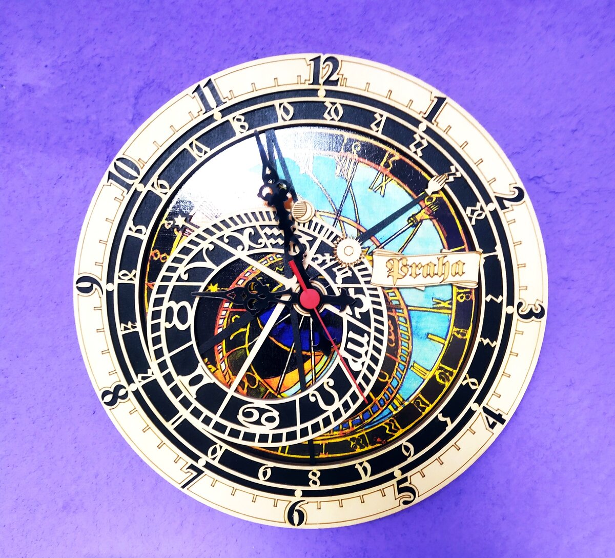 Миниатюрная версия астрономических часов, которые можно увезти с собой на память