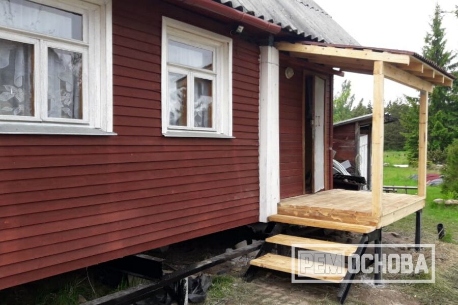 Подъем дома на свайно-винтовой фундамент в СНТ "Медведь". Монтаж открытого крыльца.