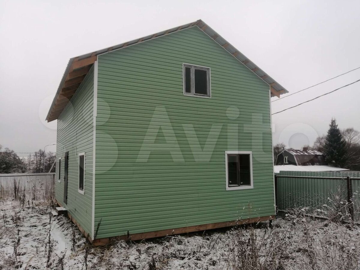 Домик с виду очень простенький