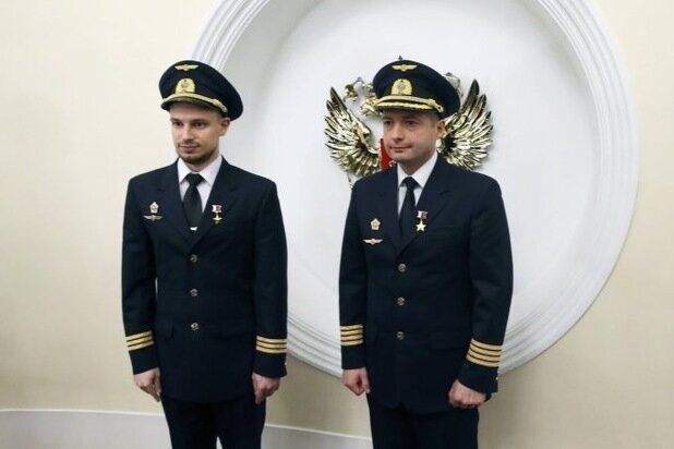 ГЕОРГИЙ МУРЗИН И ДАМИР ЮСУПОВ. ФОТО: VK.COM УРАЛЬСКИЕ АВИАЛИНИИ