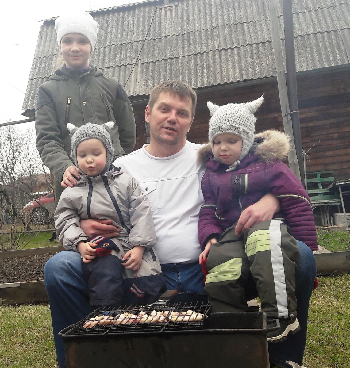 с детьми в саду во время весенней самоизоляции