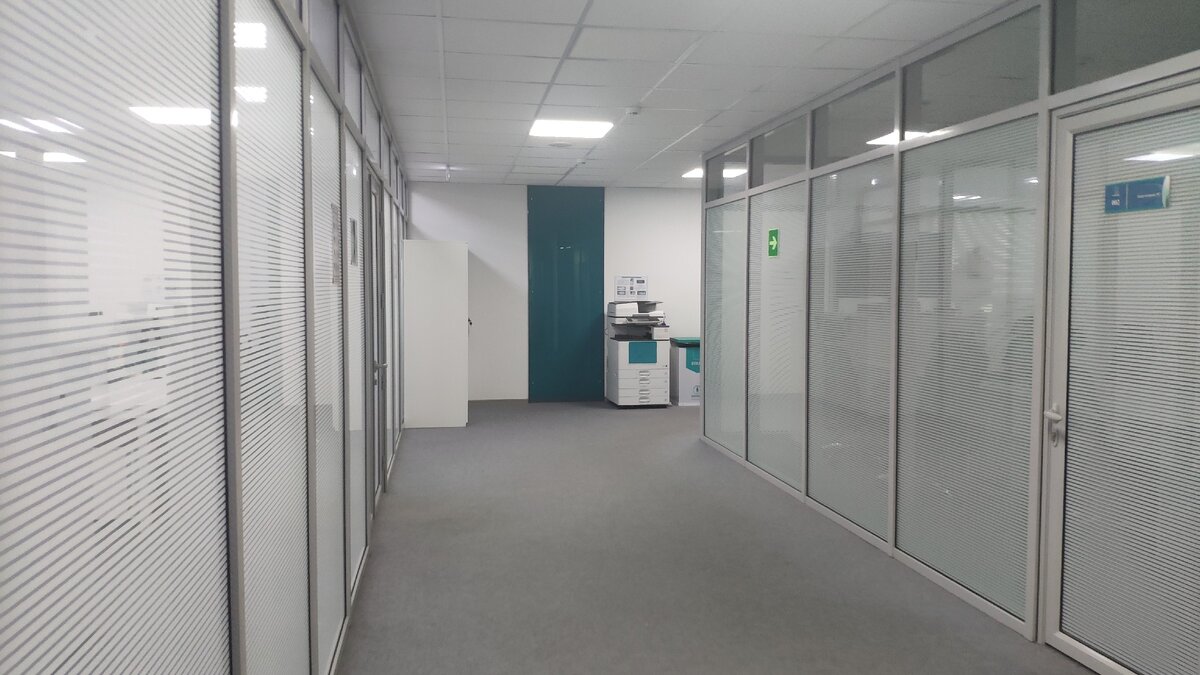 По краям офисы закрытого типа, я работаю в полностью открытом