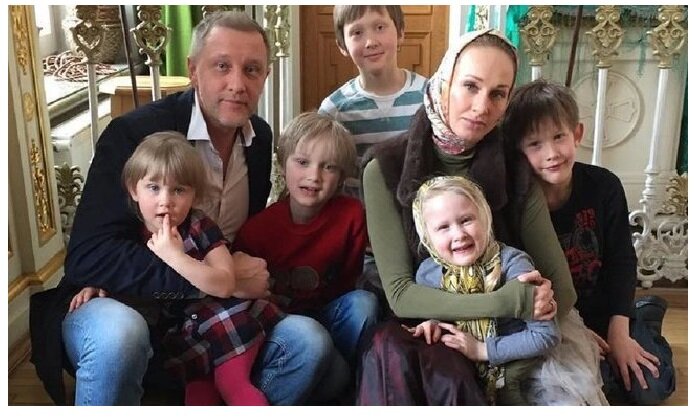 Сергей Горобченко и Полина Невзорова со старшими детьми.