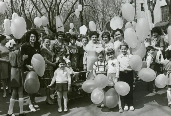 Фото девочки с шарами 1 мая