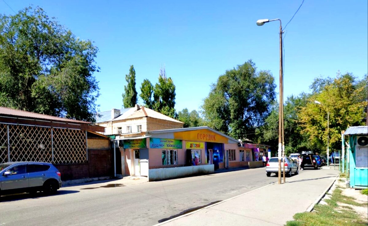 13-ый военный городок Алматы. Наши дни. Магазин и парикмахерская. Фото с сайта 2gis.kz, обработано автором