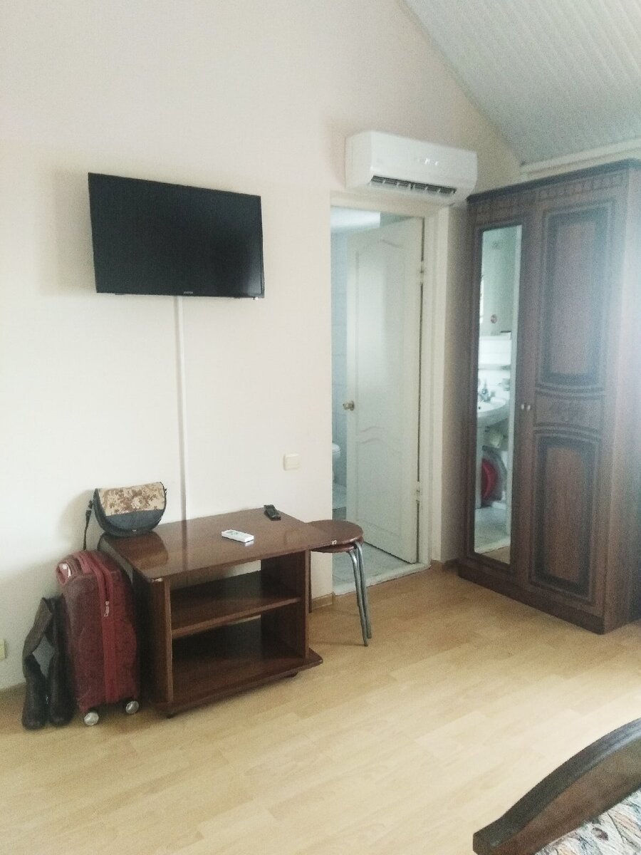 Фото автора. Март 2020. Уютный номер с удобствами. Помимо 2-х спальной кровати, есть тахта - для меня она работала креслом:))