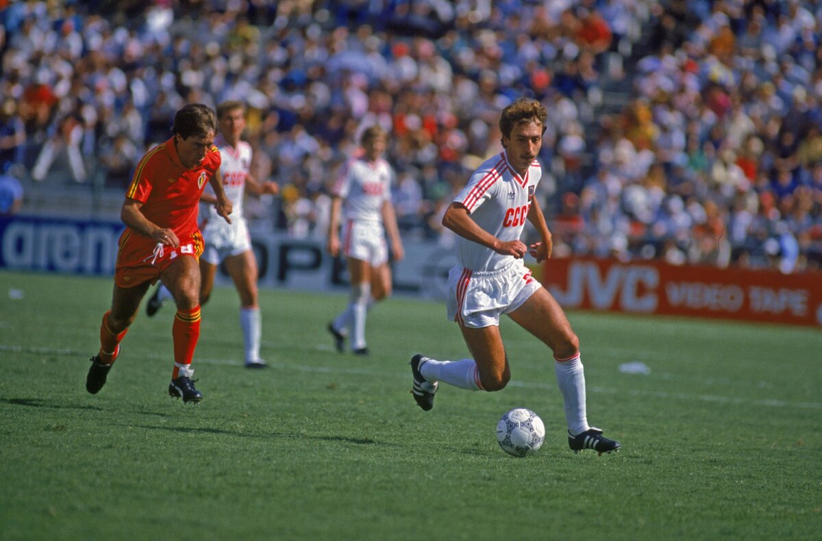 Человек, который покорял Италию, переехал в Японию, был обманут агентами и завоевал серебро ЕВРО-1988 года. Речь пойдет о советском футболисте Сергее Алейникове.