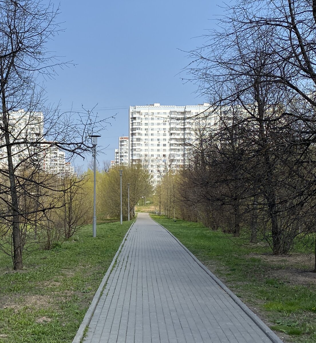 На подходе в кварталу П-3 в синем цвете, далее - стандартные - красные. Фото автора блога Дно Мещанства.