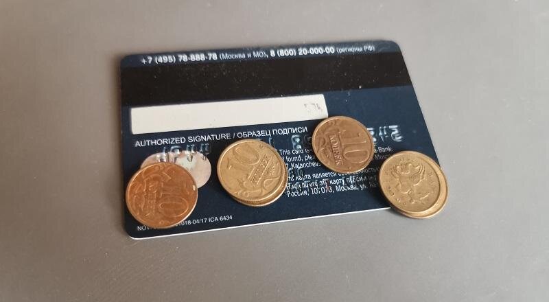 В России существует такой вид поддержки как ЕМП – единовременная материальная помощь. Она назначаются малоимущим семьям, одиноко проживающим гражданам или пенсионерам, которые оказались в трудной жизненной ситуации. О суммах и условиях получения выплат – подробнее в материале.Следует учесть, что условия перечисления и размер ЕМП устанавливаются региональными властями, поэтому объем помощи может отличаться в разных городах. Как правило, выплату можно получить один раз в год. Рассчитывать на нее могут семьи, признанные малоимущими: среднедушевой доход в них ниже прожиточного минимума (ПМ). При этом учитывается доход граждан за три месяца, предшествующие обращению.Гражданам, которые решили получить ЕМП, нужно помнить, что в разных регионах есть свои нюансы. Так, например, в Санкт-Петербурге на единовременную выплату могут претендовать даже те граждане, чей доход ниже двух ПМ. Поэтому лучше эти тонкости уточнять в местных отделениях соцзащиты.Итак, к трудным жизненным ситуациям, при наступлении которых государство выплатит ЕМП, могут относиться:наличие в семье инвалида или ребенка-инвалида; наличие в семье несовершеннолетнего ребенка, многодетность; достижение одним из членов семьи (или одиноко живущим гражданином) возраста 65 лет и больше; обстоятельства, которые могут привести к чрезвычайным или аварийным последствиям — например, необходимость проведения ремонта в доме. Полный список стоит уточнить в соцзащите по месту проживания.Мишустина попросили отменить накопительную пенсиюЧитайте также:На какую сумму можно рассчитывать при оформлении ЕМП? Здесь все будет зависеть от субъекта федерации, где проживает человек. Так, например, в Брянской области ЕМП рассчитывается как 30% разницы между суммой величин прожиточных минимумов и общим доходом на всех членов нуждающейся семьи.В Московской области размер выплаты на одного члена семьи составляет от 300 до 1000 рублей в месяц, но не больше 6000 рублей в течение года. В Удмуртской Республике можно получить разные суммы ЕМП, в зависимости от того, какой статус у человека, и в какой он оказался ситуации. Так, одинокие беременные женщины могут получить 3 тысячи рублей, а студенческая семья при появлении ребенка – 15 тысяч рублей.Высокие пособия получают граждане, проживающие в Ямало-Ненецком автономном округе: при наступлении экстремальной жизненной ситуации им выплачивают 50 тысяч рублей.Какой пакет документов нужно собрать? В большинстве регионов документы можно подать через многофункциональный центр (МФЦ) или сайт Госуслуг.Список документов может незначительно отличаться в зависимости от региона и конкретной ситуации, но обычно он включает в себя:Заявление – образец можно получить непосредственно у работников соцзащиты или МФЦ. Паспорт заявителя или иной документ удостоверения личности. Сведения о месте жительства гражданина – необходимы для подтверждения факта постоянного проживания на территории региона, в котором планируется получать выплату. Документы, подтверждающие состав семьи (на случай, если данная информация не указана в паспорте заявителя). Документы, подтверждающие доходы малоимущей семьи или гражданина – обычно необходимы за 3 месяца. Справка об установлении инвалидности – если один из членов семьи является инвалидом. Справка из центра занятости о регистрации гражданина в качестве безработного – при наличии. Медицинские документы: справка о беременности, необходимости прохождения дорогостоящего лечения и так далее – если причиной получения денежной помощи является состояние здоровья. Документы, подтверждающие расходы на преодоление трудной жизненной ситуации.Кому, и в каком случае могут отказать в пособии? Прежде всего, отказ может последовать, если в соцзащиту был предоставлен неполный или недостоверный список документов. Также у семьи может просто не быть права получить данный вид помощи, к примеру, доход выше ПМ. Отказать могут и в том случае, если не были соблюдены сроки подачи заявления.Список ограничений может быть шире в зависимости от региона. Например, в Севастополе оформить ЕМП не смогут малообеспеченные граждане, которые не работают и не служат в течение трех месяцев и при этом не стоят на бирже труда. С таким же ограничением могут столкнуться и семьи, имеющие в собственности более одного автомобиля (исключение – многодетные семьи).На какую помощь могут рассчитывать пенсионеры? Пожилые граждане имеют право получить соцдоплату к пенсии. Она назначается в случае, если совокупный доход гражданина ниже прожиточного минимума пенсионера (ПМП)Размер доплаты будет рассчитываться для каждого пенсионера индивидуально в зависимости от его материального обеспечения и места жительства.Пенсионер может получить федеральную доплату, если ПМ, установленный в регионе проживания, больше материального обеспечения пенсионера или значение регионального прожиточного минимума пенсионера ниже федерального.Право на региональную доплату появляется, если материальное обеспечение гражданина ниже ПМП в регионе или величина регионального ПМП превышает федеральный.Также нужно учесть, федеральную социальную доплату к пенсии нужно оформлять в Пенсионном фонде, а региональную – в соцзащите.