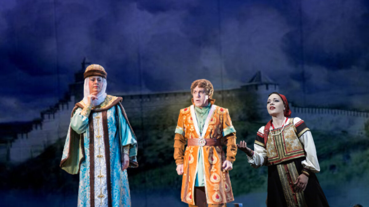 Мать направляет сына убить любовницу отца, а та влюблена как раз в сына, а не в отца