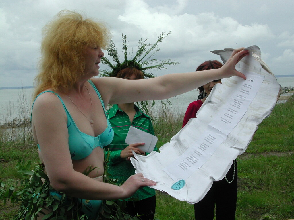 Фото из личного альбома. Какая-то отдыхаловка на берегу Бердского залива... А нам неймётся, мы играем! )))   