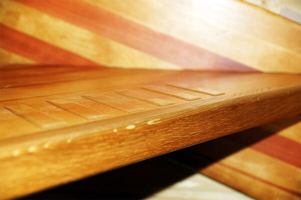 Антискользящие прозрачные накладки на деревянные ступени.