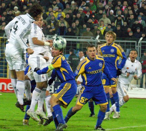 Но радость скрасила жеребьевка турнира. Футбольный клуб «Батэ» попал в группу вместе с «Реал Мадридом», «Ювентусом» и «Зенитом». Испанский гранд в сезоне 2007/2008 выиграл главный титул страны, но в 1/8 Лиги Чемпионов потерпел поражение от Ромы и вылетел. «Старая сеньора» заняла 3-место в своем чемпионате, ну а «Зенит» же выиграл «Кубок УЕФА». И к этим командам попал никому неизвестный борисовский клуб. Казалось, что европейские гранды раздавят борисовчан как «букашек». Никто не верил в успешную игру «БАТЭ» и даже в то, что они наберут хоть какие-то очки. Но «букашки» оказались боевыми. 
