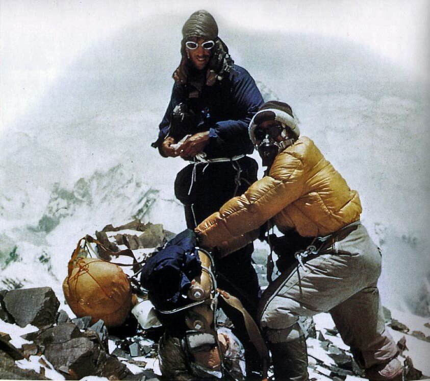 Эдмунд Хиллари со своим проводником Тенцингом Норгеем на вершине Эвереста 29 мая 1953 г.