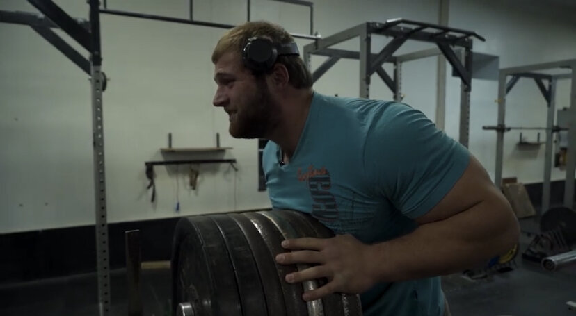 Вес Андрея 122 кг.