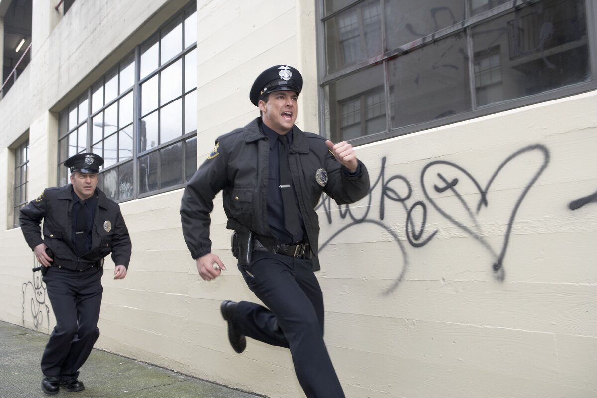 Картинка взята отсюда https://www.thoughtco.com/thmb/Cfm0Mv93XZ3rpfW1C0eacp6qtqM=/5022x3348/filters:fill(auto,1)/male-police-officers-running-76536202-5bdb3edb46e0fb002d6546c6.jpg