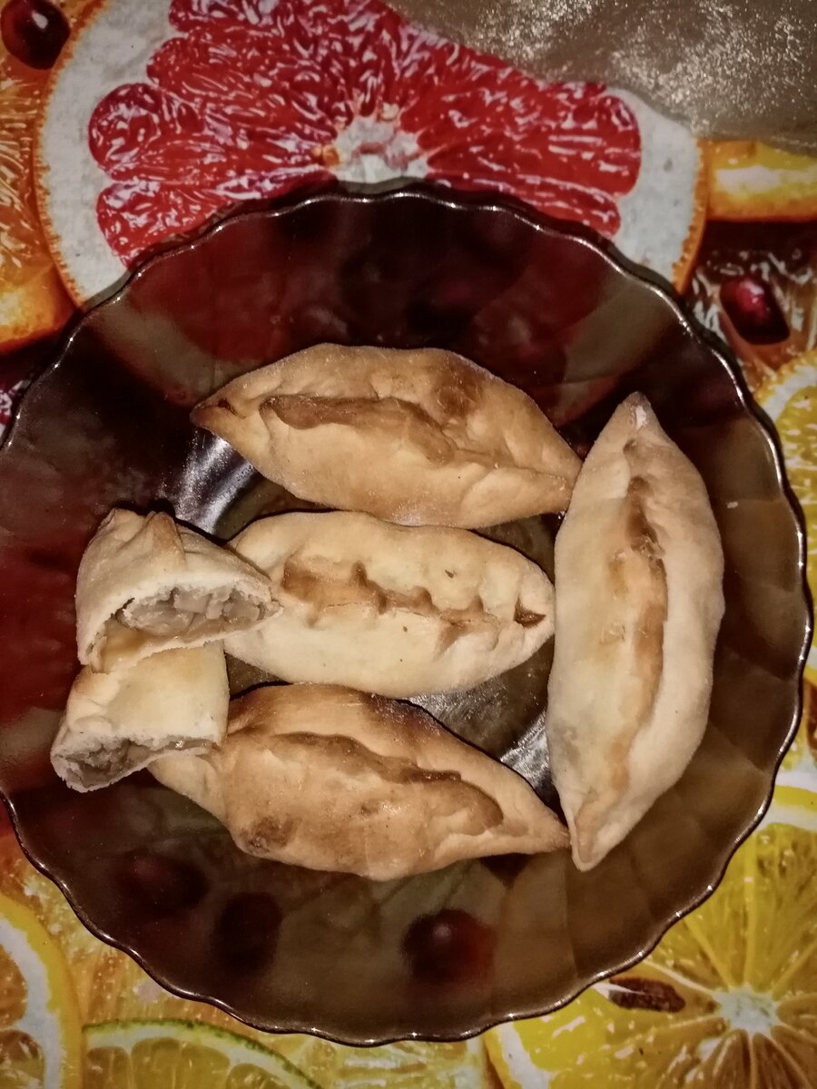 С картошкой и курицей.