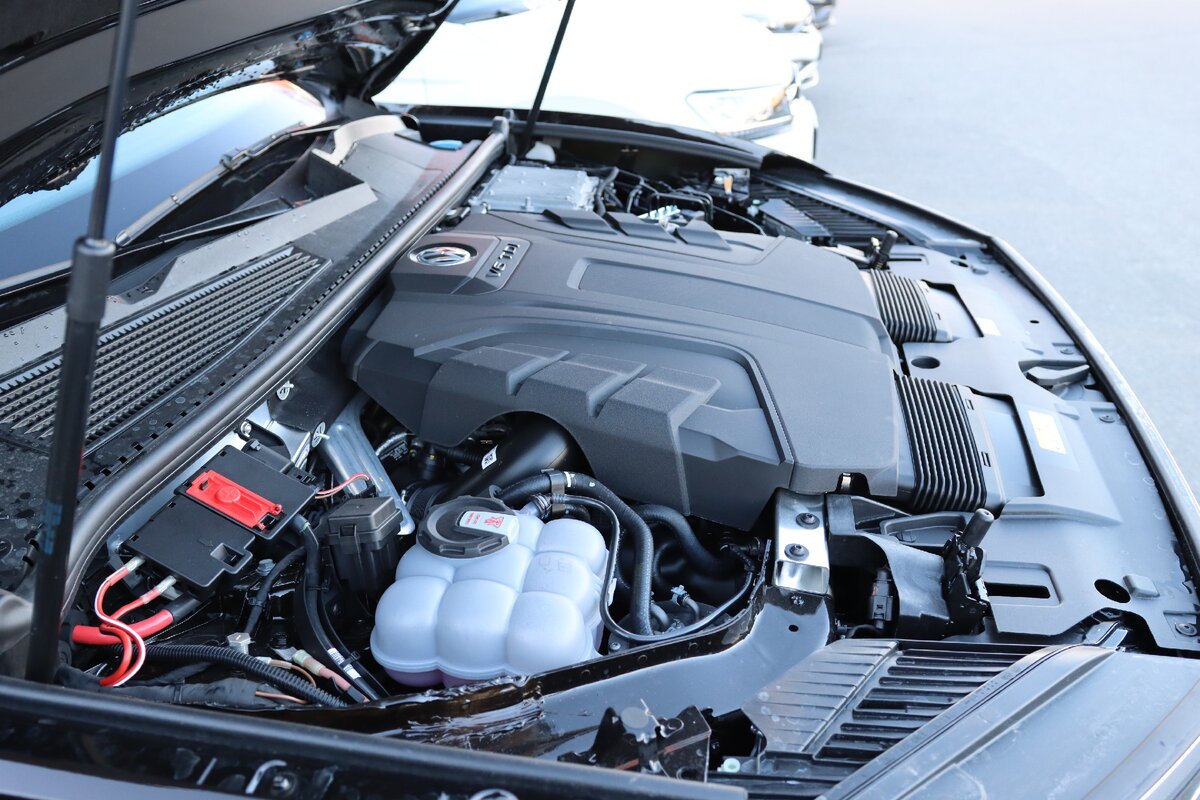 под капотом Фольксваген Туарег 2020