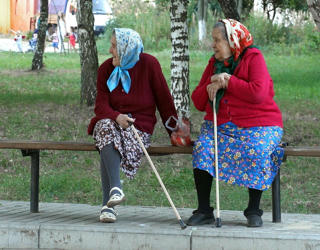 Бабки на скамейке фото