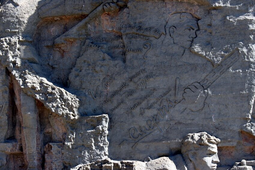 Кавычки мамаев курган был местом. Мамаев Курган барельеф. Барельеф Волгоград Мамаев Курган. Мамаев Курган барельеф памяти. Барельеф Сталина на Мамаевом Кургане.