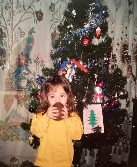  «Шоколадное яйцо размером с мою голову, теплая желтая водолазка и липкие от третьей коробки сладостей руки», Даша Егорова