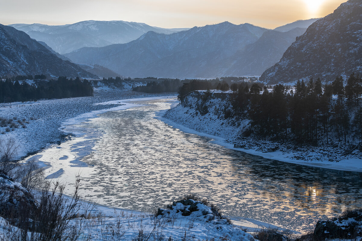 1. Зимний закат на Катуни! Учитывая, что она полностью не замерзает даже в морозы, можно и зимой ловить красивые отражения!