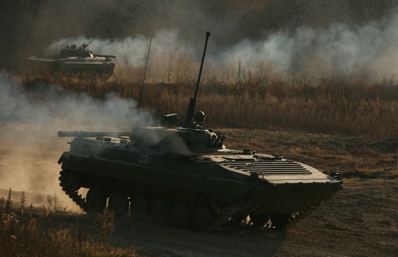 БМП-2 с поднятой спаренной установкой