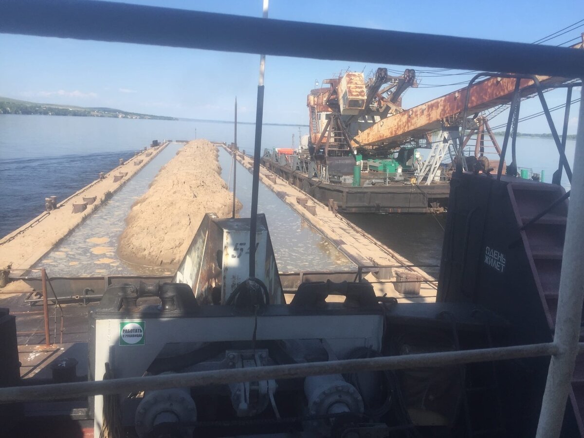 Толкач "Шлюзовой-107", погрузка баржи песком. 5 июля 2020г. Фото Антон Зиновьев