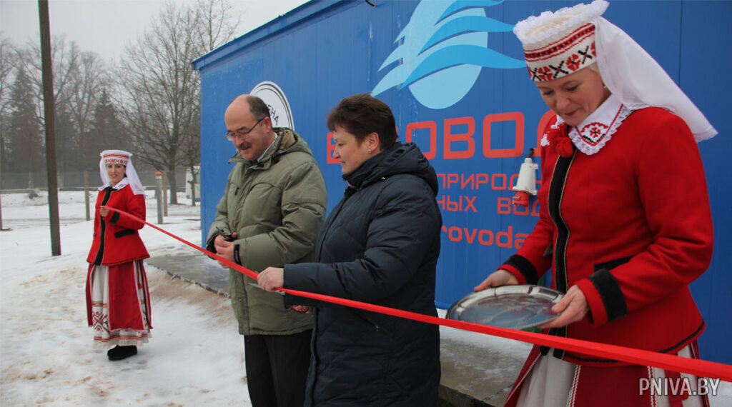 
– С вводом в эксплуатацию современной станции обезжелезивания более 2200 человек из Кадино и Тараново будут обеспечены качественной питьевой водой, – отметил Андрей Ромуальдович Шулейко.
Станция оснащена новым современным оборудованием отечественного производства. В течение 10 дней проводились пусконаладочные работы, теперь всё отрегулировано, и желающие могли оценить качество питьевой воды во время церемонии запуска объекта.