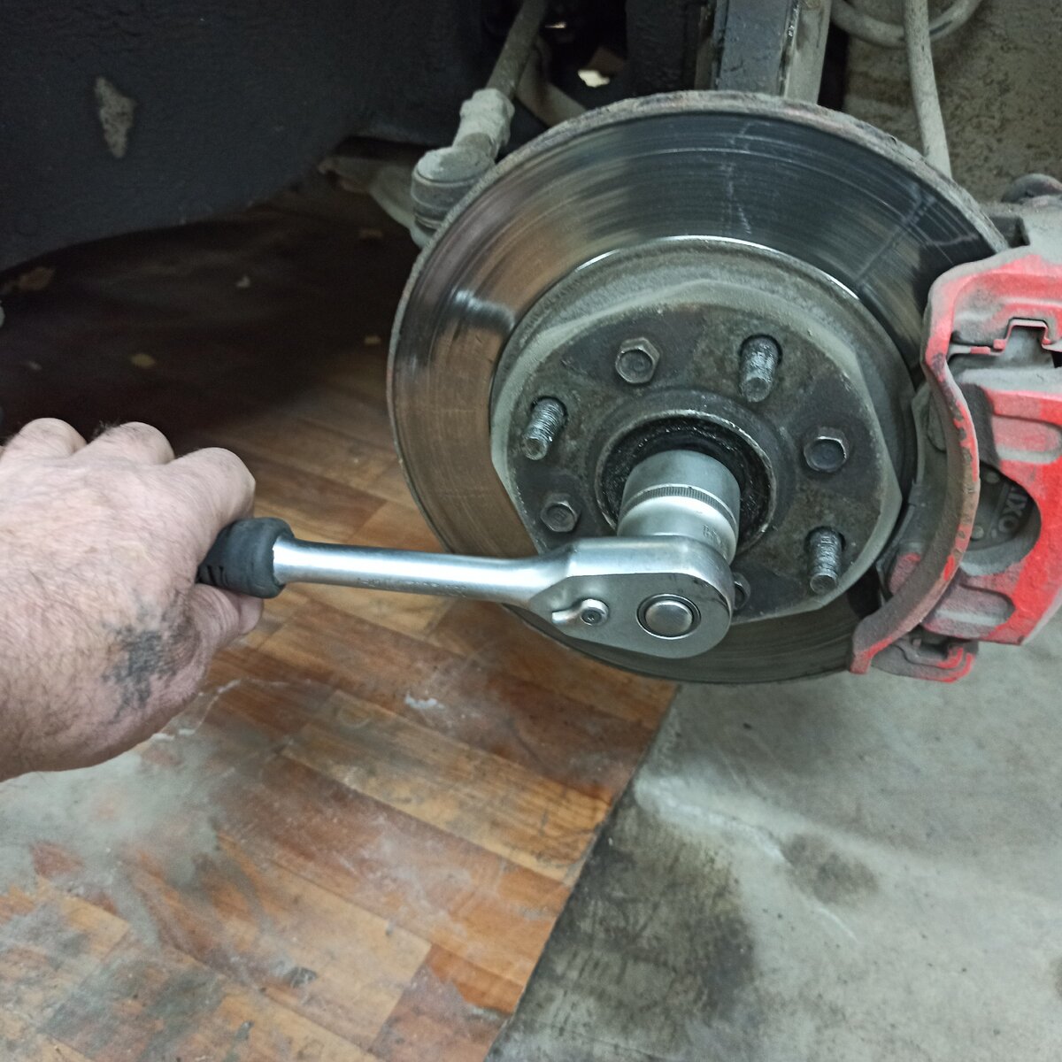 Откручиваем гайку