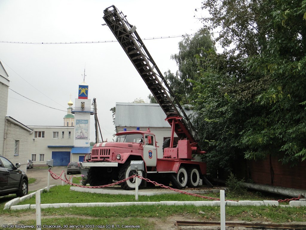 Памятник АЛ-30(131)Л-21 во Владимире, ул. Спасская, 30 августа 2013 года (с) В.П. Савельев