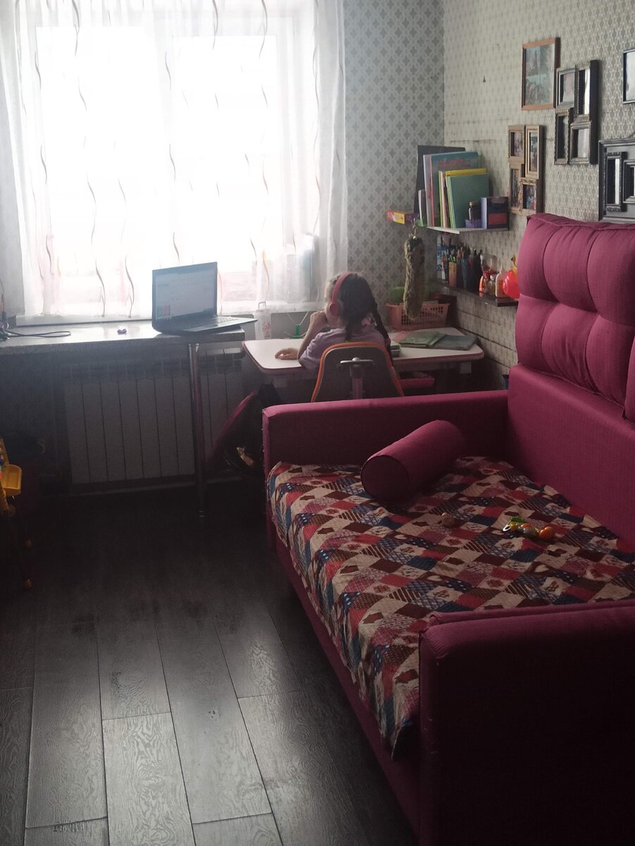 подсмотрел за дочкой, очень внимательно слушает