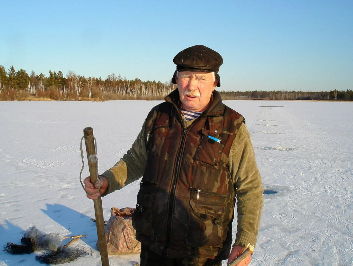 Дедушка на рыбалке.