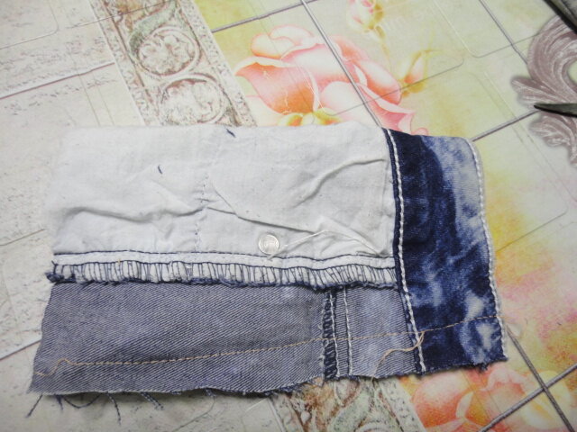 Из старых джинсов можно сшить очень практичную и милую вещицу
