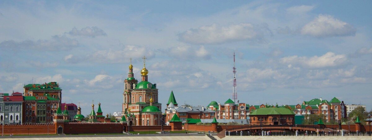 Вот так выглядит центр Йошкар-Олы. Хочется взять в охапку фотографа и устроить фотосессию. Фото автора.