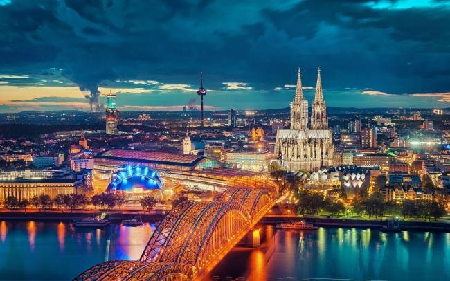 
Да, Германия. Возможно, самая недооцененная страна в мире. Германия - это место сказок и архитектурных драгоценностей. Не обязательно они расположены в больших городах, таких как Берлин, Франкфурт, Гамбург или Кельн, которые по сути больше яркие, чем красивые, но вот Мюнхен: в нем есть свое очарование. Также такие городки как Дрезден, Лейпциг, Потсдам. Они сохранились или были восстановлены до сказочных.