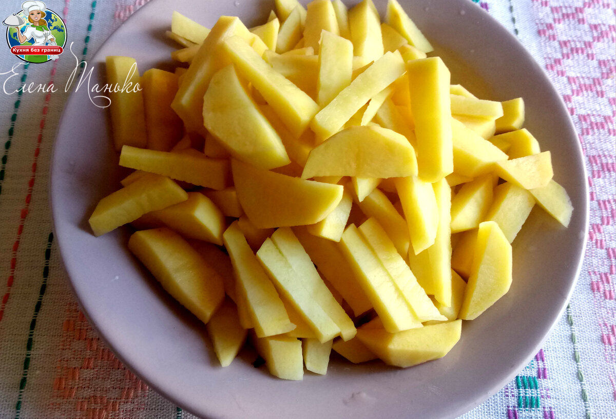 Пока бульон варится нарезаем картошку аккуратными ломтиками🡺 🡺 🡺