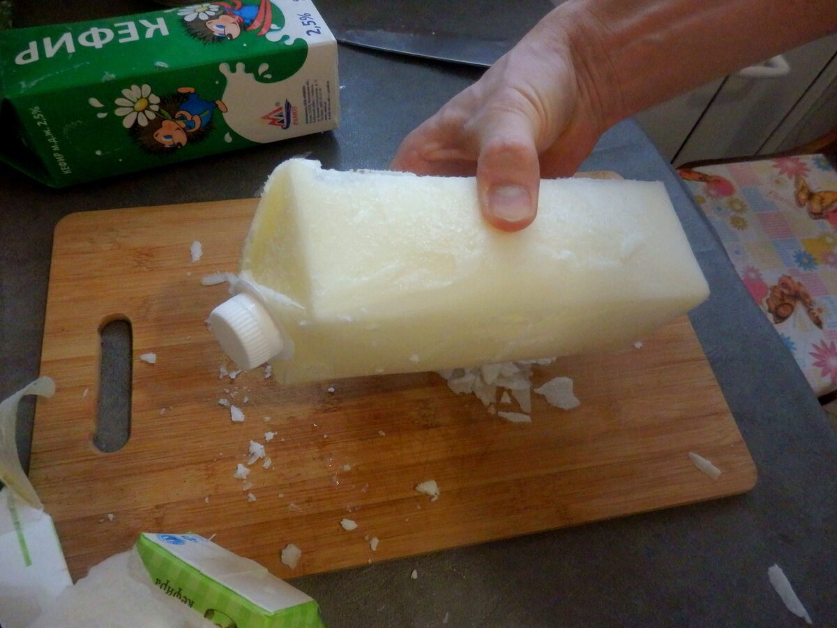 Тесто после заморозки. Замороженный кефир. Кефир в морозилке. Сыр в морозилке. Мягкий сыр из замороженного кефира.